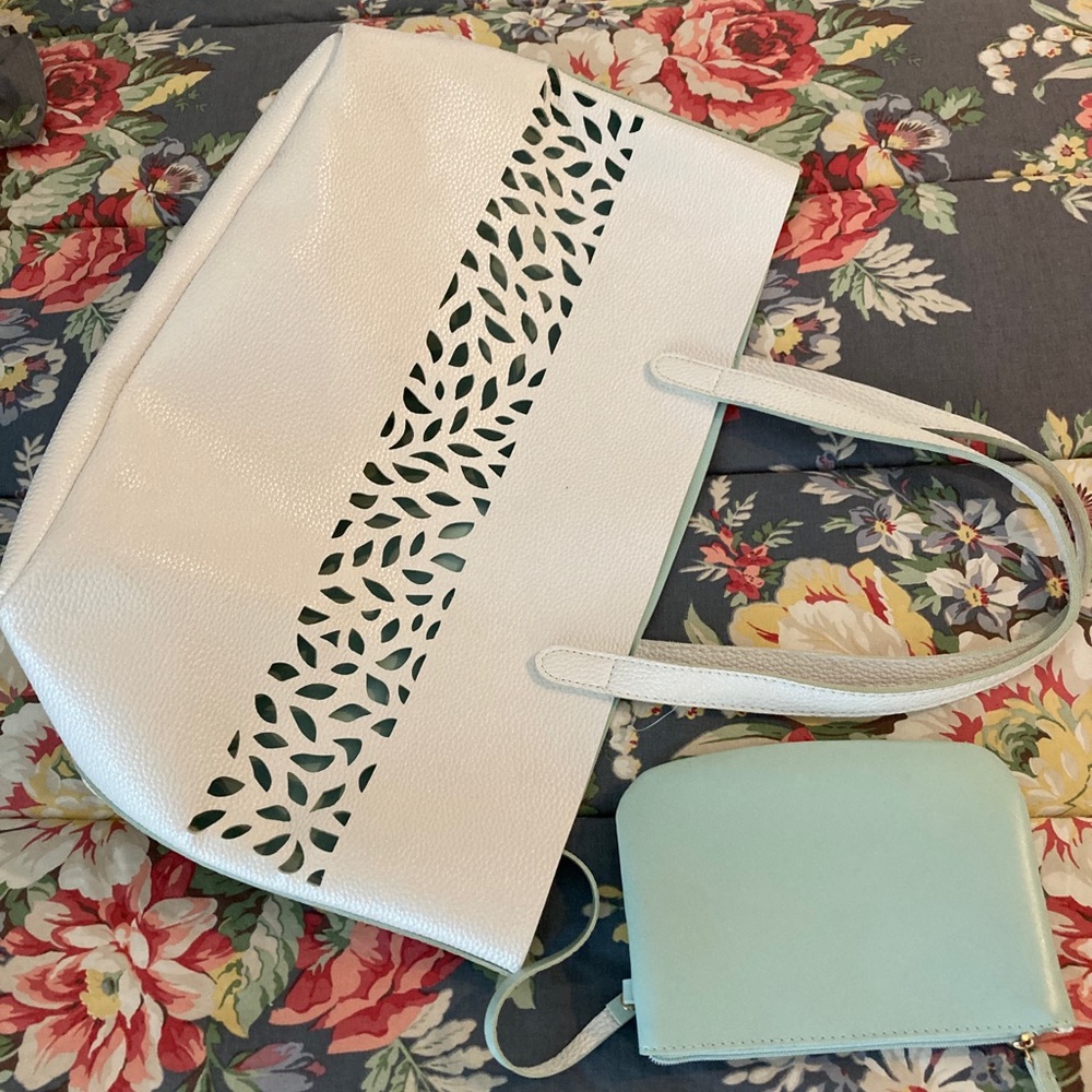 HOST PICK Wh. Tote bag, 20” x 11” x 7” plus handles,manmade, $50